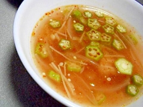 酸っぱ辛い！えのきとたまねぎの中華スープ♪
